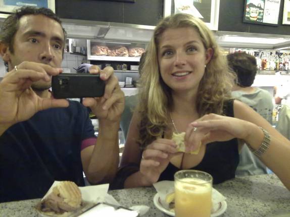 Matando a fome no Cervantes no fim de madrugada, em Copacabana, no Rio de Janeiro - RJ